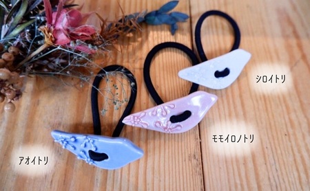 ＜砥部焼＞髪飾り（モモイロノトリ）1点【へアゴム 工房釉瑠璃 女性作家 鳥 桃色 ピンク ボタン おしゃれ かわいい 陶芸 手作り アクセサリー ハンドメイド】