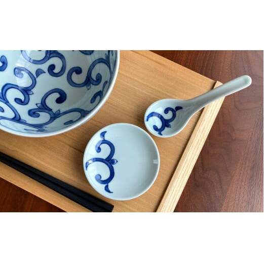 有田焼 しん窯 どんぶり 唐草紋様 飽きのこない柄の丼とレンゲのセット【青花】佐賀県陶磁器工業協同組合 食器 うつわ 器 丼ぶり 丼 どんぶり れんげ うどん ラーメン どんぶり プレゼント ギフト 