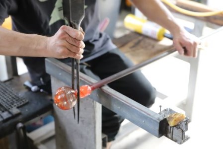 【ガラス工芸品】ガラス黒薩摩 桜島灰酒器(片口・盃2個)(宮澤ガラス/130-1039)