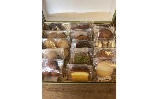 
PATISSERIE　3104　季節の焼菓子詰め合わせ（１５個入り）
