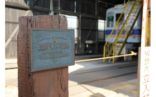 
登録有形文化財の検査場（伊太祈曽駅）見学＆たま駅長代理と記念撮影
