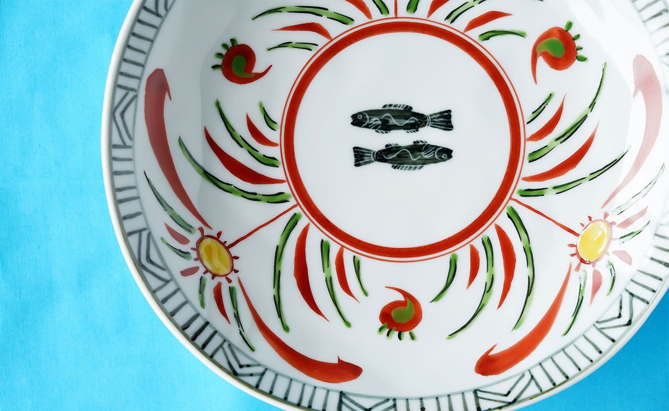 
                  有田焼 染錦遊花双魚捻り 6.5寸皿 【神田陶器店】 皿 食器 和食 食器 赤 黄 お魚 A26-8
                