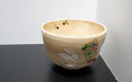 【伝統工芸品 清水焼】京絵付け茶碗「うさぎと羽子板」（伝統工芸茶碗 お茶碗 陶器）