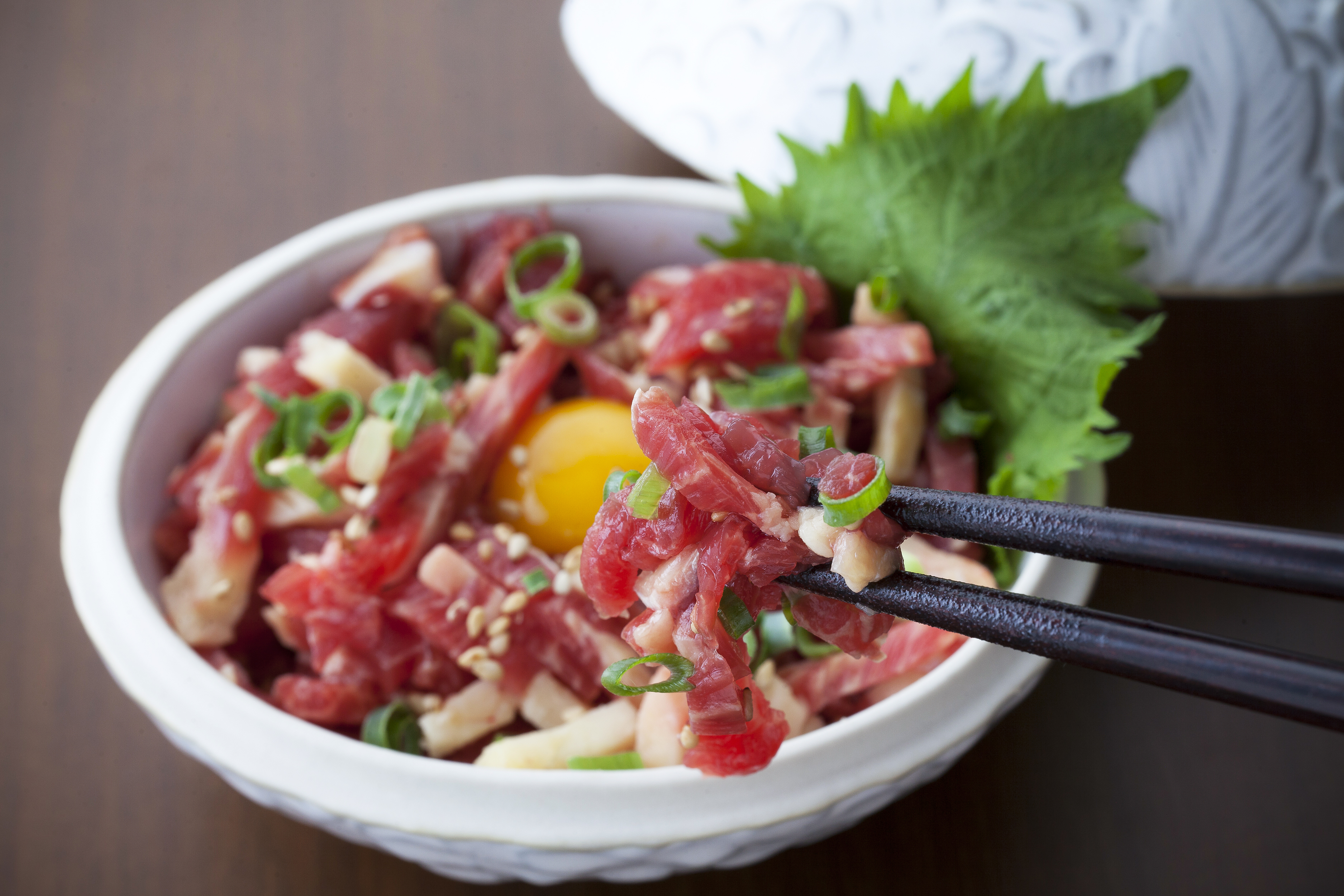 熊本 馬刺し 霜降り(中トロ) 300g＋馬肉ユッケ 300g 合計600g セット ユッケたれ 小袋たれ 小袋生姜付き 2種セット