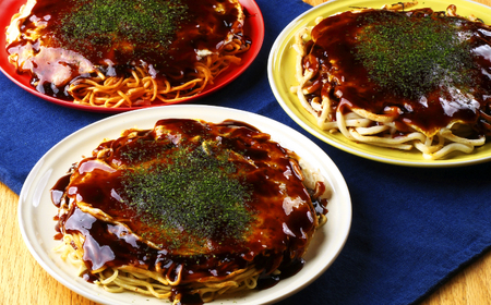 No.1175 【2ヵ月毎定期便　全3回】備後 府中焼き 麺くらべセット（3枚入り） ／ お好み焼き 広島焼き 重ね焼き 総菜 ご当地 グルメ そば肉玉 辛麺肉玉 うどん肉玉 ミンチ肉 カープソース 