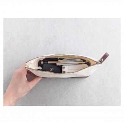 ふるさと納税 美濃市 美濃和紙から作られた紙布とイタリア生まれのベジタブルタンニンレザーで仕立てたポーチ/キャメル |  | 02