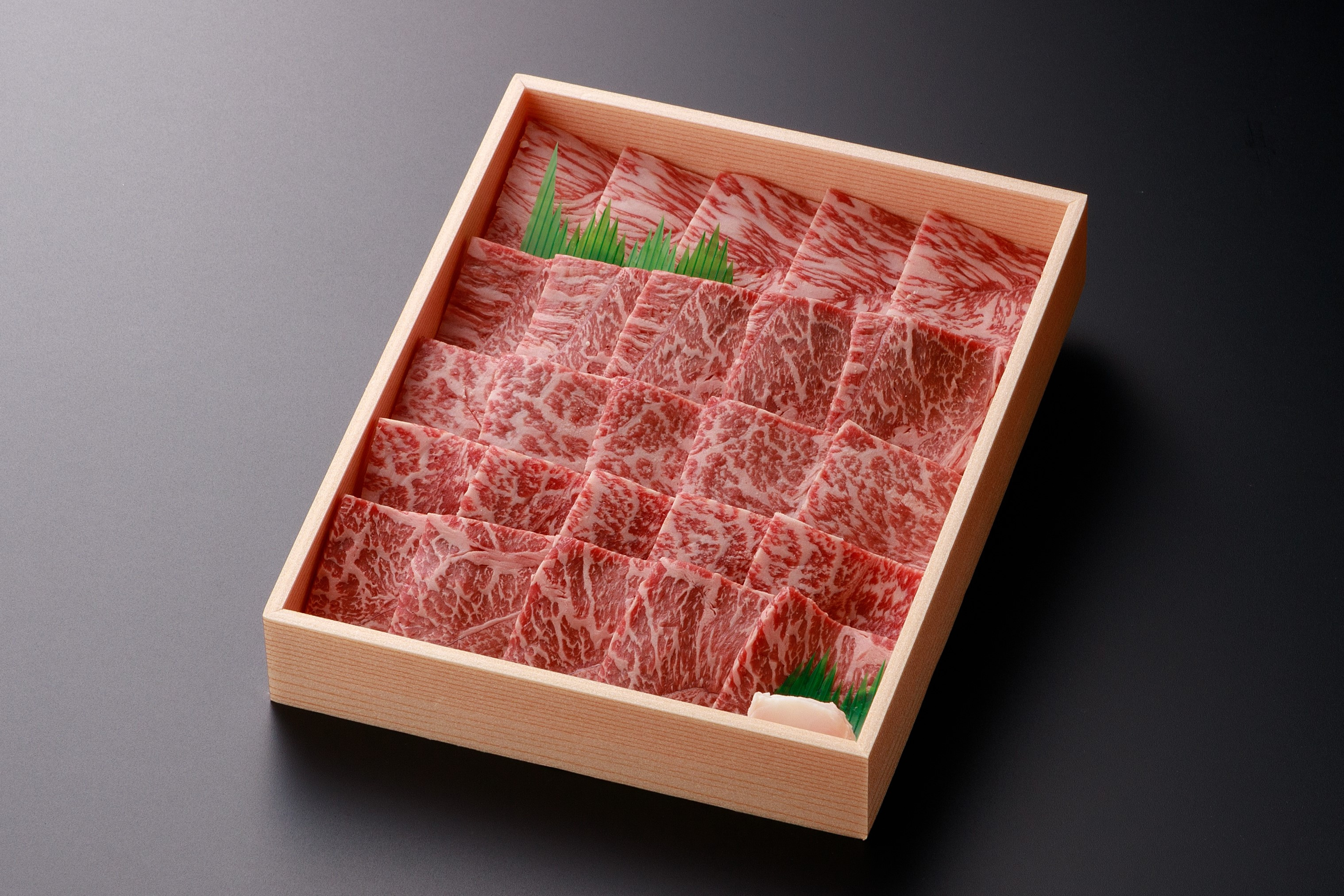 きめ細かいサシが入った赤身肉。お肉の美味しさを味わえるように冷蔵でお届けします。