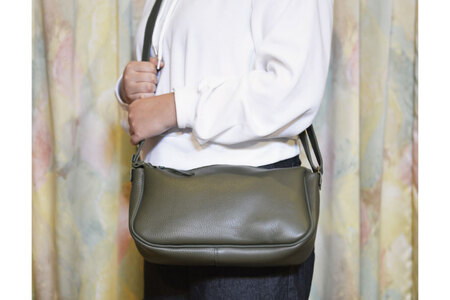 益子の革工房maharoのラウンドショルダーバッグ（M）オリーブグリーン｜栃木県 益子町 ふるさと納税 ショルダーバッグ バッグ 牛革 手作り (AX116-4)