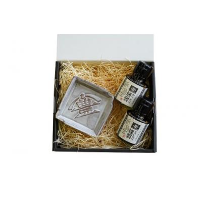 ふるさと納税 阿賀野市 老舗コトヨ醤油　醤油皿&調味料のセットE(燻製醤油) |  | 01