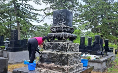 秋田県 能代市 お墓の洗浄と周辺の草取りパック　遠く離れたふるさとに帰省できない方に代わって、ご先祖様の墓地を洗浄し、草取りをします。※対象地域：能代市  お墓 洗浄 草取りお墓参り お盆 お彼岸 ご