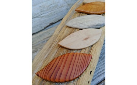 間伐材ブローチ　リーフ形 ファッション小物 アクセサリー 工芸品 手作り 木の葉 