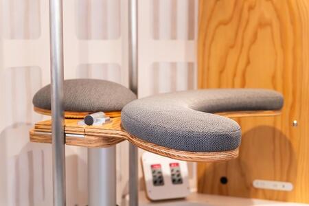 立ったままの姿勢で容易に仮眠がとれる仮眠ボックス「giraffenap Forest」_04214 【 ジラフナップ フォレスト 休息 リラックス リフレッシュ 完全受注生産 カラ松 合板 什器 北海