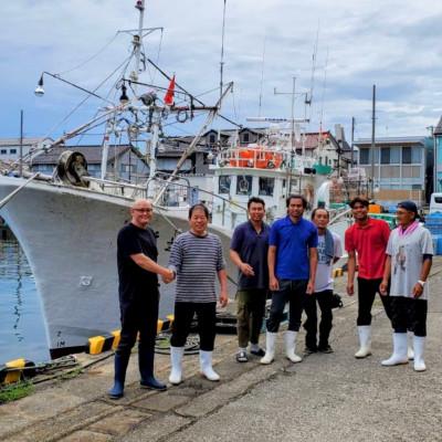 ふるさと納税 魚津市 【冷凍品】 自社漁船直送!魚卸問屋のベニズワイガニ　600g級×3杯 |  | 01