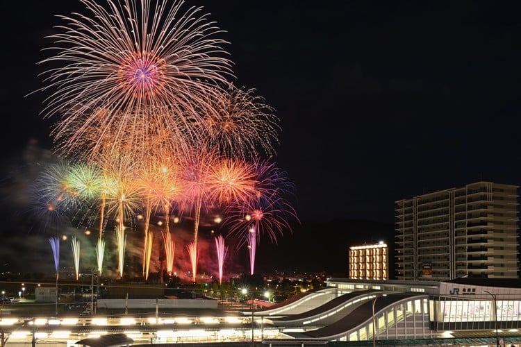 
            【期間限定】【1泊2名様／5室限定】「市制70周年記念　京都・保津川花火大会2025」と湯の花温泉「すみや亀峰菴」山の菴宿泊プラン（JR亀岡駅⇔お宿、お宿⇔花火大会会場送迎付き）／温泉 宿泊 花火【8月11日(祝)限定】※令和7年7月下旬より順次発送
          