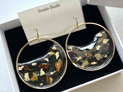 波型フープピアス（ラメ風宗田節入りのレジンアクセサリー）【R00499】