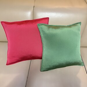 洗える丹後ちりめん「ちりめん美人」シルククッションカバー2枚セット(レッド、グリーン)　京都与謝野町【1605746】