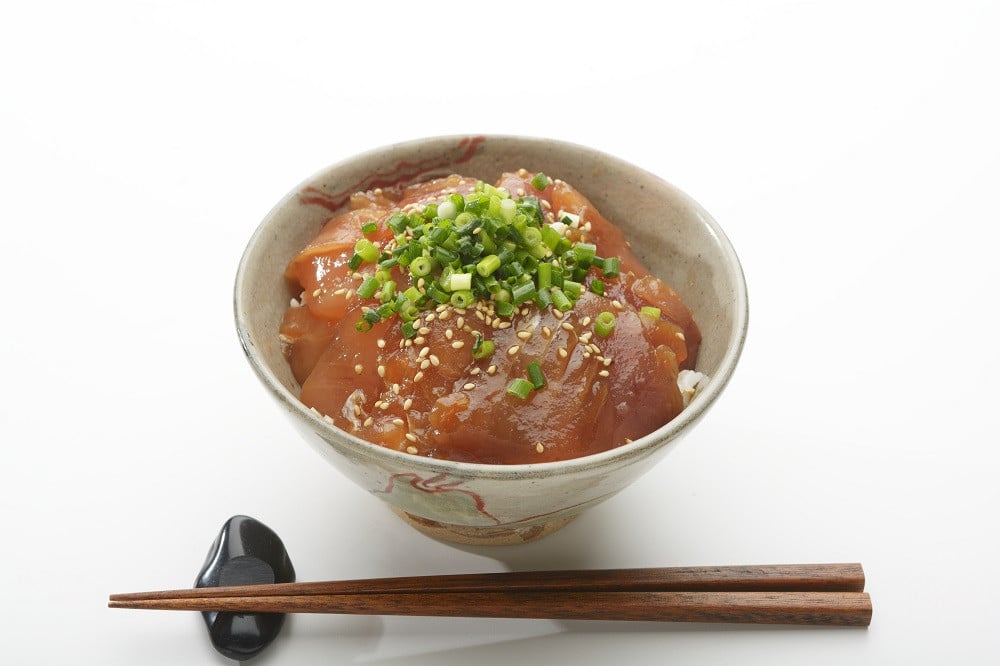 
                  贅沢まぐろ漬け丼6食分(ゴマ風味)　ふるさと納税 魚 冷凍 加工品 惣菜 おすすめ おいしい 刺身 おせち セット 産地直送 国産 三重県 海鮮 漬け 真空パック 小分け 惣菜 人気 海鮮丼 漬け丼 ごま 練りゴ マグロ 鮪 まぐろ 正月 お正月 年末 ふるさと納税 ランキング マグロ専門店 三重県 尾鷲市 KI-51
                