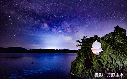 写真集にもおさめられている西ノ島の「めど岩」と漁火と星空。限定のクリアファイルはこの写真がプリントされています！