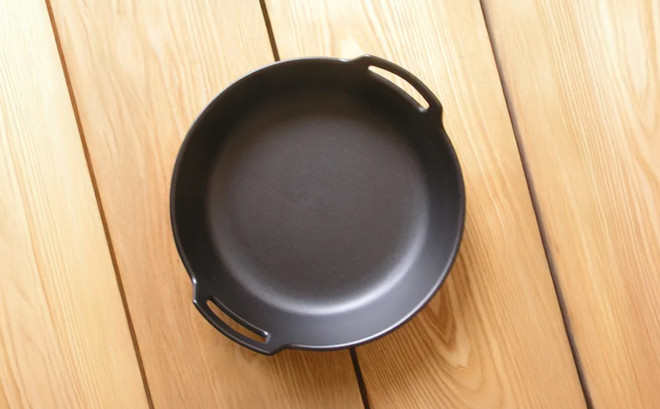 【萬古焼（ばんこやき）】スタイリッシュな浅型円形デザインの西洋土鍋 4th-market  ロティ グリルキャセロール 白1個【鍋、土 鍋、煮物、スープ、万能、肉料理、魚料理、焼野菜、おしゃれ、かわい