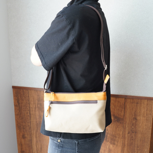 靴職人が作る帆布バッグ（8号帆布のサコッシュ）【0062-029】 雑貨 ｼﾝﾌﾟﾙ 無地 ﾊﾝﾄﾞﾒｲﾄﾞ ｼｮﾙﾀﾞｰﾊﾞｯｸ 革