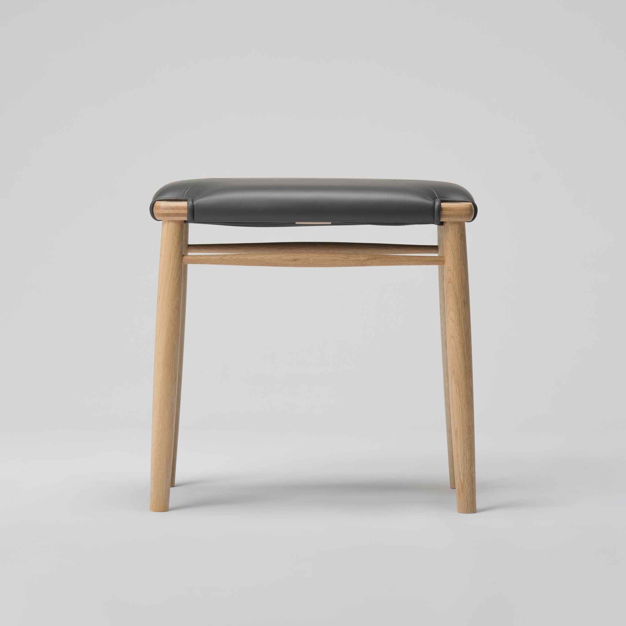【木と暮らしの工房】 H.O.スツール　4-leg　＜樹種：ナラ／座面：本革（ダークグレー）＞