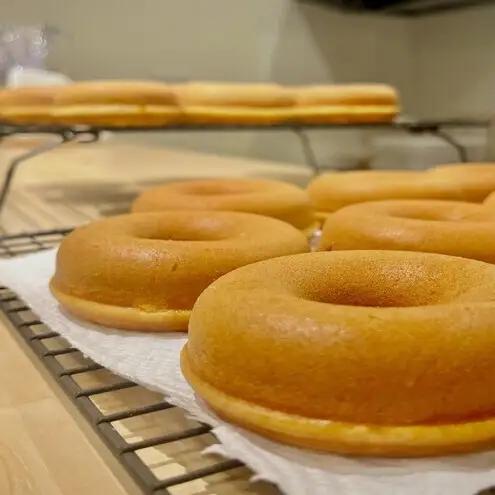 東かがわ市のたまごと焼きドーナツのセット「鶏卵Mサイズ（6個×2P）焼きドーナツ10個」 たまご 卵 鶏卵 ドーナツ 焼き菓子 セット