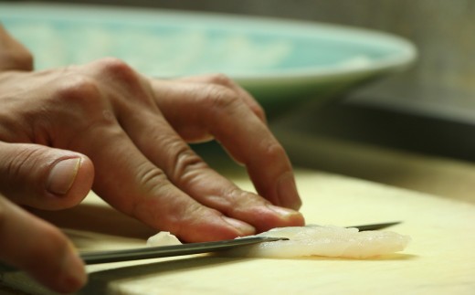 身が新鮮なため自然と厚引きとなるふぐ刺し