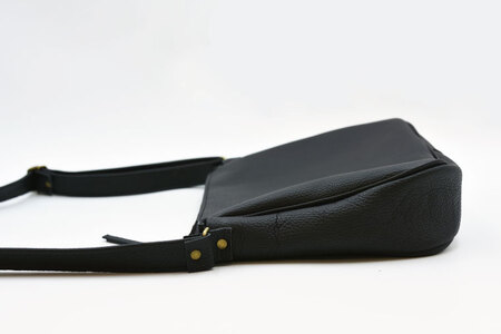 AX017-3 益子の革工房maharoのラウンドショルダーポーチ（L）ブラック