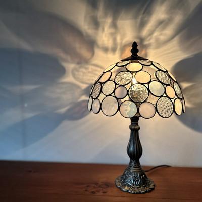 ふるさと納税 瀬戸市 Nijiiro Lamp のステンドグラスのテーブルランプ ニジイロボウル M ホワイト