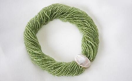 白蝶貝とペリドットを素材にした「ネックレス」貝工房かざはな【NN-17】