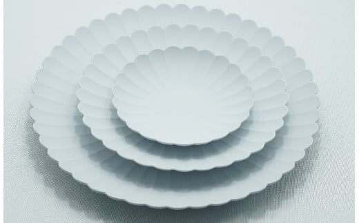 高台がなく、丈夫で傷つきにくいため2枚重ねにしてもお使い頂けます。