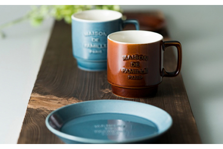 【美濃焼】MAISON DE FAMILLE  エンボスマグ＆プレート（ブルー）【陶友 長江商店】食器 皿 取り皿 プレート マグカップ コーヒーカップ ティーカップ ブルー クラシック モダン カフ