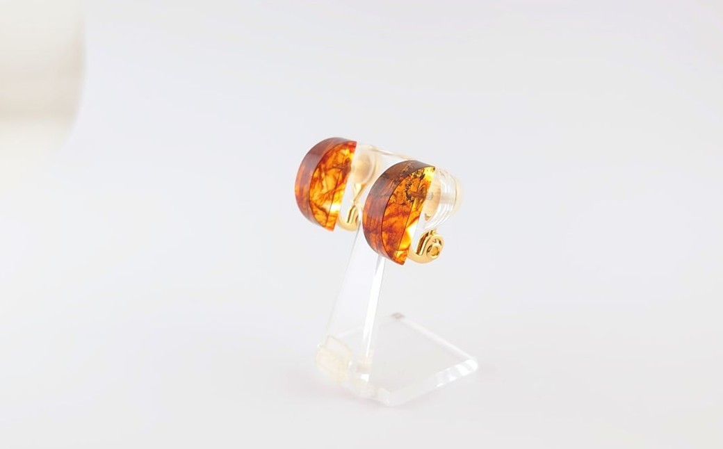 
                  Amberlogue イヤリング 半円形（金属素材：真ちゅうメッキ　琥珀：18×5×8.5mm　サイズ：全長18mm）
                