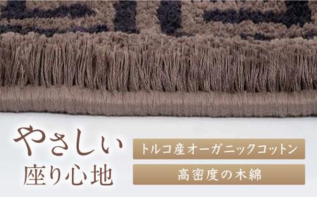 【手織】蟹牡丹縁二重雷文（灰地） 約60×90cm / 鍋島緞通 [41AAAM016]