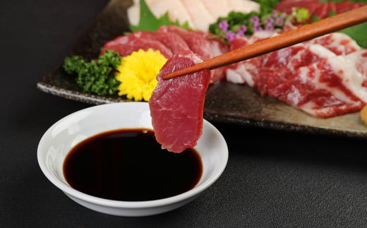 【定期便12か月】 あか牛 すきやき ・ しゃぶしゃぶ 用 サーロイン 肉 1kg(500g×2)、馬刺し 300g(赤身100g 霜降り100g たてがみ100g) 食べ比べ セット