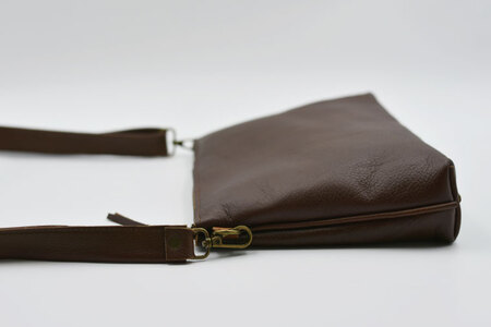 AX007-1　益子の革工房maharoのショルダーポーチ（L）ブラウン