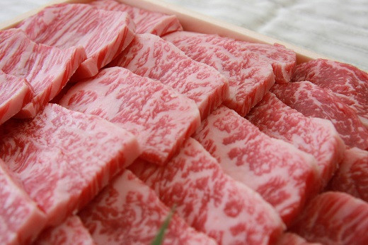 きめ細かいサシが入った赤身肉。お肉の美味しさを味わえるように冷蔵でお届けします。