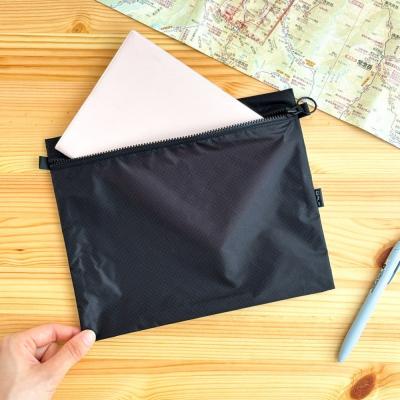 ふるさと納税 名古屋市 【黒】A5サイズが入る軽いナイロンフラットポーチ　旅行用　着替え