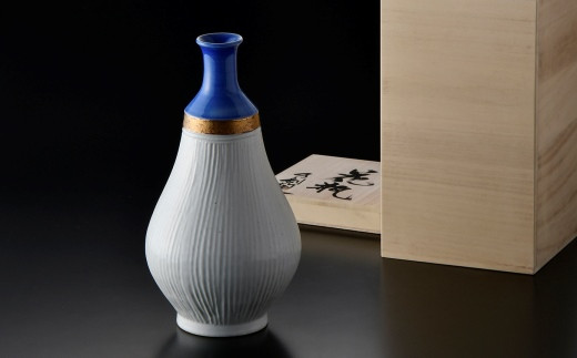 
                  乃利陶窯【りはく】李白古染付地紋鎬彫朱金彩鶴花器
                