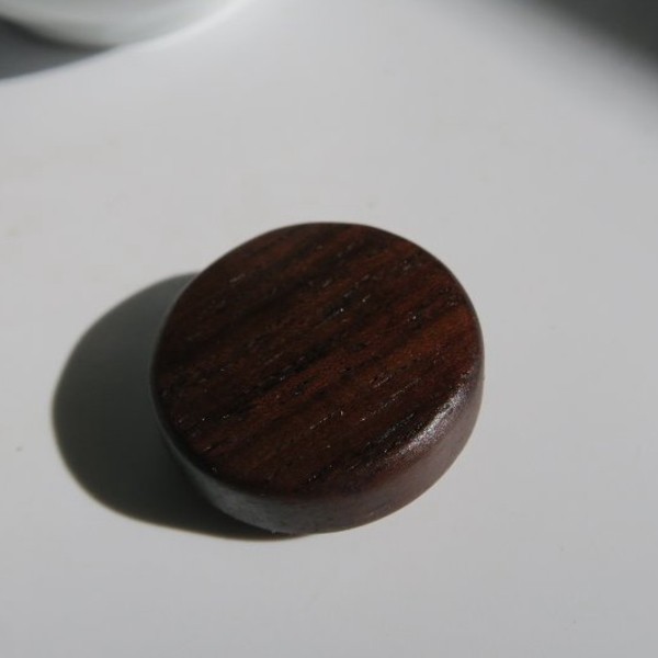 シタン（茶褐色）