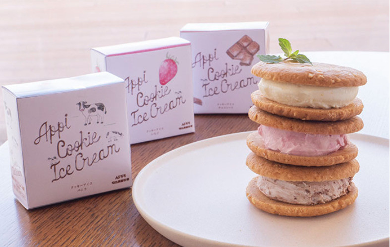 クッキーアイスもバニラ、いちご、チョコレートの3種類です。