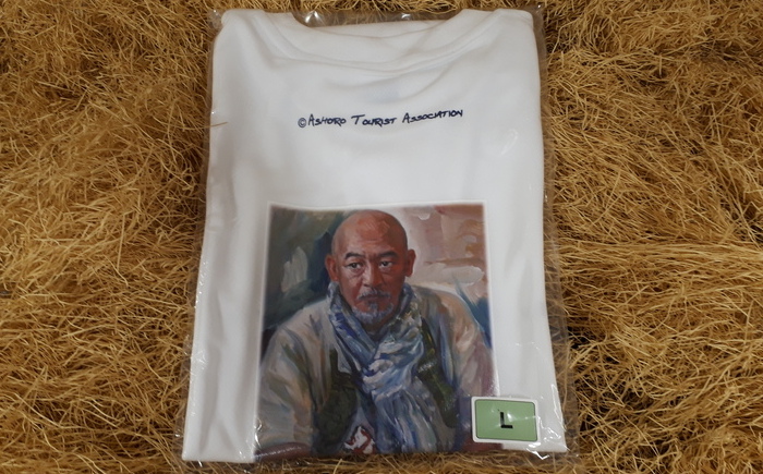 松山千春Tシャツ 白【足寄町道の駅オリジナル】《足寄町》【NPO法人あしょろ観光協会】Tシャツ シャツ 夏服 白 ファッション メンズ レディース 松山千春 有名 有名人 芸能人 道の駅 あしょろ 北海道 [BEAE001]