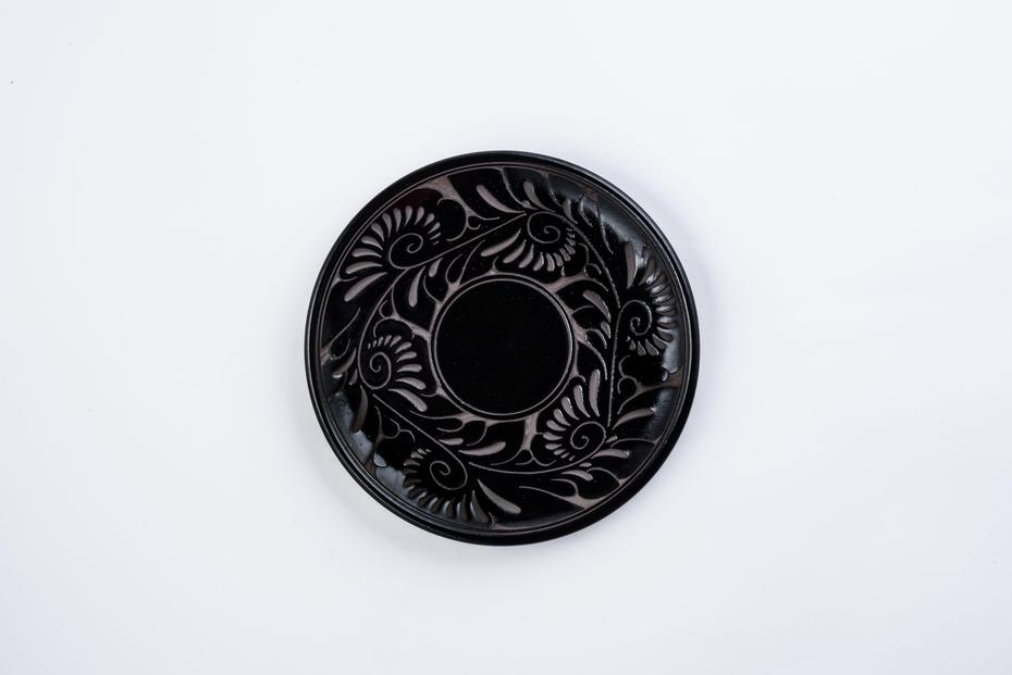 皿 ＜受注生産品＞黒釉唐草線彫 ( 5寸皿 × 1枚 )