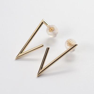 ふるさと納税 山梨県 【山梨県】【ジュエリー】K10 triangle/トライアングル ピアス |  | 01