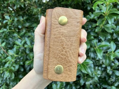 鹿革＆猪革のキーケース（三つ折り式）【茶・無染色】【R00675】