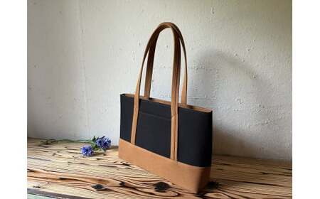 【2026年6月上旬発送開始】【 AKIRA オリジナル】【 マツコの知らない世界 で紹介されました！】職人手作り 中型スリムトートバッグ 黒×茶色帆布 軽量 軽い 日本製 キャンバス 帆布 横型 肩