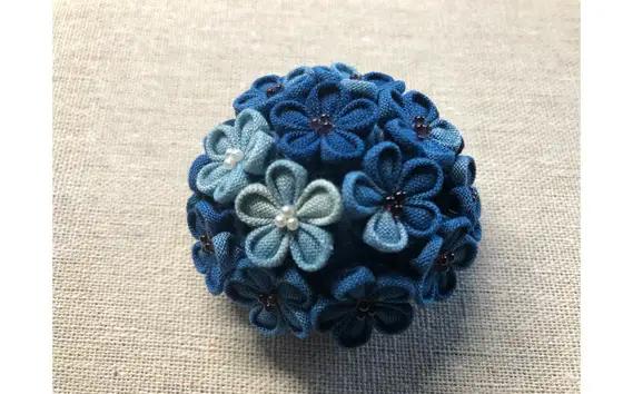 藍染めのつまみ細工小花のブローチ No.116