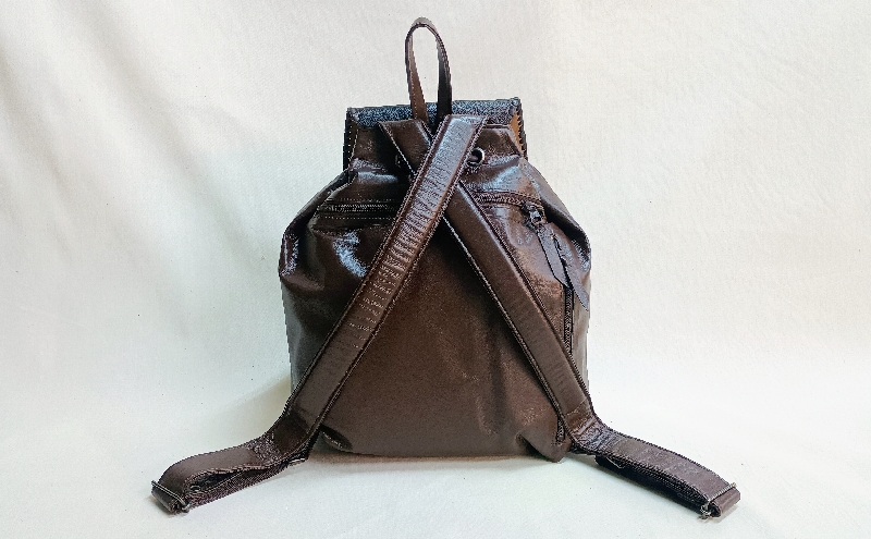 とっても軽い！　衣料革と手染め革の手作りリュック(焦げ茶) 鞄 カバン バッグ