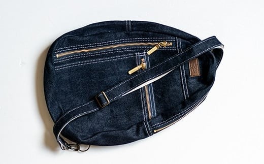 
            ボディバッグ ボディーバッグ 斜め掛け デニム バッグ 綿100％ ダークブルー ゴールドファスナー メンズ レディース ユニセックス 軽量 カジュアル 普段使い ウエストポーチ 肩掛け 洗濯可能 デニム生地 日本製 糸原産国日本 H360×W220×D80mm 収納 バッグ デイリー 多用途 黒潮町 高知 国産 バッグ [1556-2]
          
