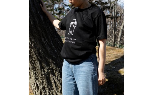 「知床トコさん」×久米繊維 コットンTシャツ カメラ柄/黒 Lサイズ 半袖 | Tシャツ 黒Tシャツ デザインTシャツ 北海道 斜里町